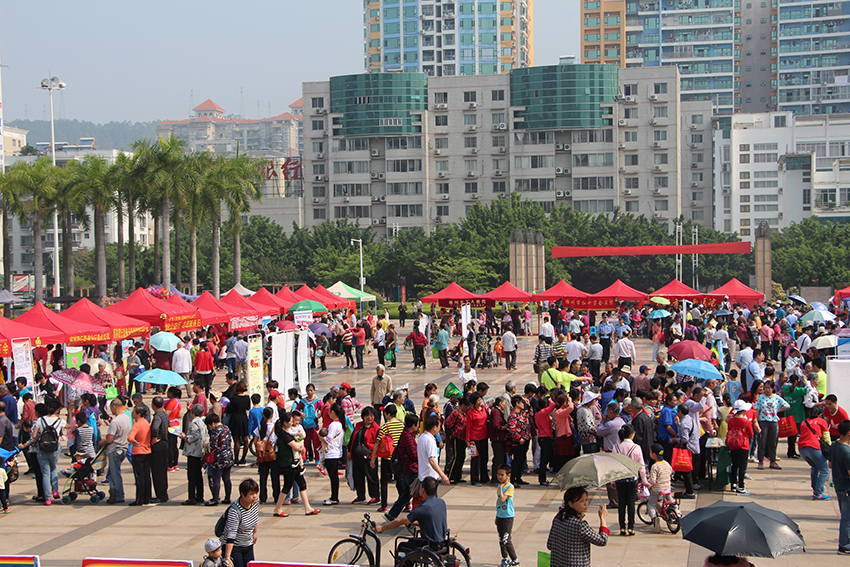市總工會(huì)舉辦慶五一“中國(guó)夢(mèng)，勞動(dòng)美”服務(wù)職工廣場(chǎng)活動(dòng)(圖文)