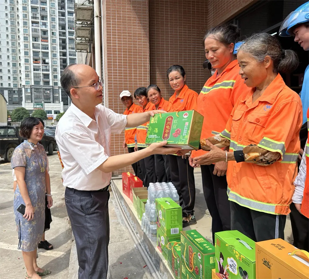 情系一線 關(guān)愛職工｜梧州市總工會持續(xù)開展送清涼慰問活動