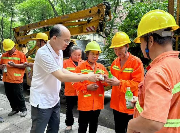 清涼驅(qū)暑熱，關(guān)懷沁人心丨梧州市總工會與愛心企業(yè)為艱苦崗位一線職工送清涼