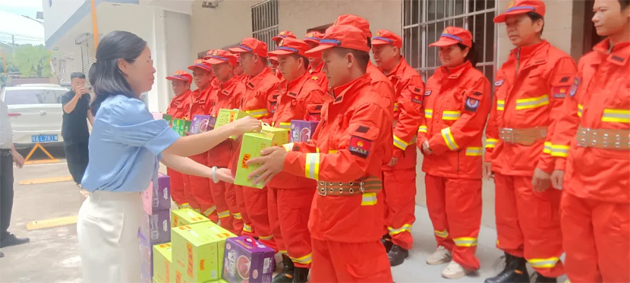 龍圩區(qū)總工會(huì)開展送清涼活動(dòng)