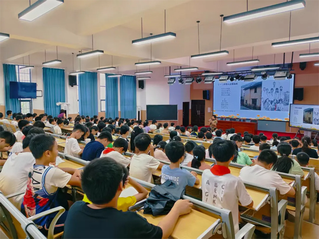 廣西五一勞動(dòng)獎(jiǎng)?wù)芦@得者冼友蕓到蒼梧第一實(shí)驗(yàn)小學(xué)開展主題宣講活動(dòng)