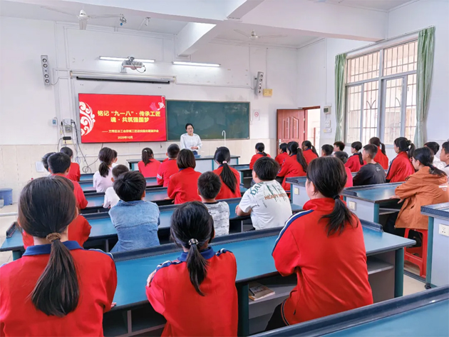 萬(wàn)秀區(qū)總工會(huì)舉辦勞模工匠進(jìn)校園主題宣講會(huì)