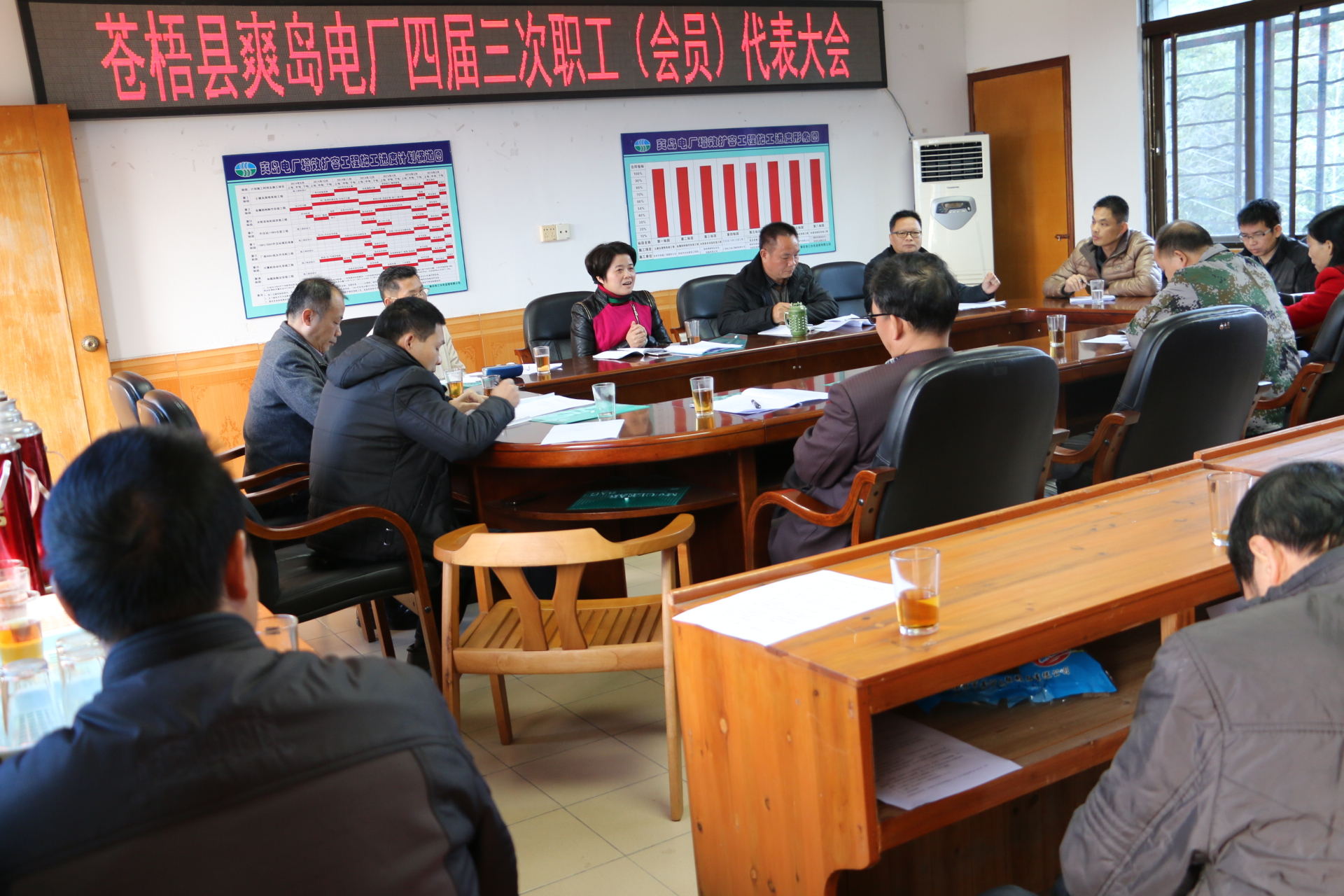 堅持職代會制度，把推行廠務(wù)公開民主管理工作推上新臺階